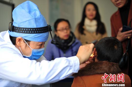 圖為中國兒基會兒童健康教育與醫(yī)療扶貧專項基金首個“耳聰目明計劃”醫(yī)療點10日在拉薩正式啟用。首都醫(yī)科大學(xué)附屬北京兒童醫(yī)院耳鼻喉頭頸外科專家為患有耳部疾病的兒童進(jìn)行復(fù)診,?！垈?攝