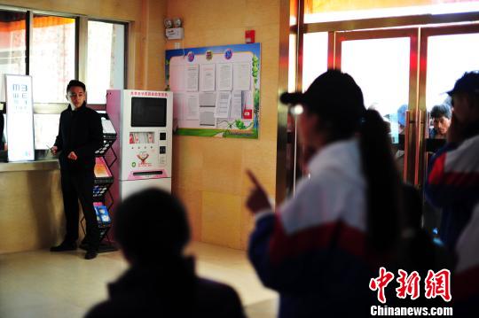 圖為中國兒基會兒童健康教育與醫(yī)療扶貧專項基金首個“耳聰目明計劃”醫(yī)療點10日在拉薩正式啟用,。中國兒基會兒童健康教育與醫(yī)療扶貧專項基金團隊為拉薩中小學(xué)生進(jìn)行視力篩查?！垈?攝