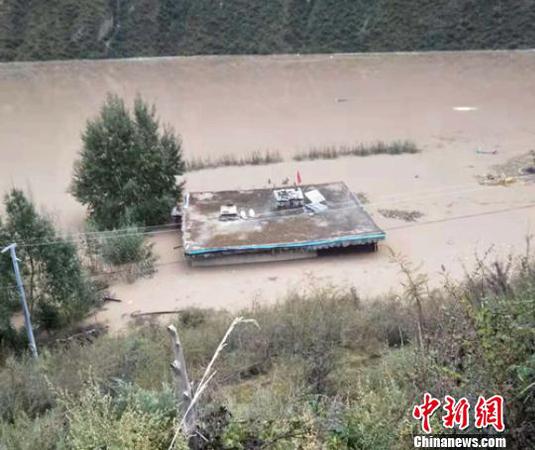 金沙江堰塞湖造成沿江部分民房被淹,。鐘欣 攝