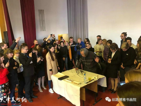 霍春陽在講座現(xiàn)場揮毫潑墨,，引的掌聲陣陣。