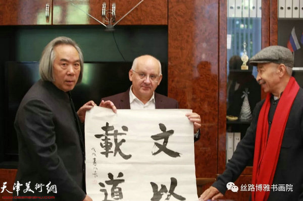 霍春陽與切爾特夫先生互贈禮物,。
