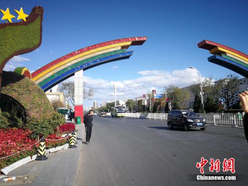 彩虹門是燕郊售樓一條街的標志,。<a target='_blank' href='http://www.chinanews.com/' >中新網(wǎng)</a>記者 邱宇 攝