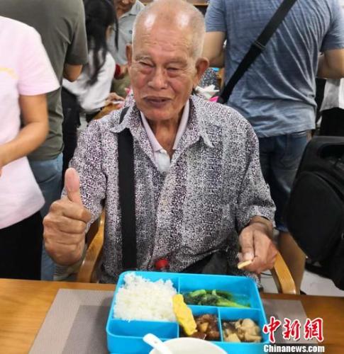 10月17日，81歲的陳志勇老人在?？谑忻捞m區(qū)海府街道龍舌坡社區(qū)“長者飯?zhí)谩本筒蜁r豎起大拇指點贊,。　尹海明 攝