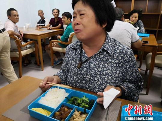 10月17日,，66歲的老人林淑瓊在?？谑忻捞m區(qū)海府街道龍舌坡社區(qū)“長者飯?zhí)谩本筒蜁r感動得眼含淚水?！∫Ｃ?攝