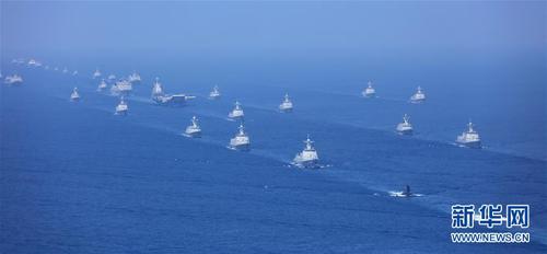 　4月12日上午，中央軍委在南海海域隆重舉行海上閱兵,，展示人民海軍嶄新面貌,，激發(fā)強國強軍堅定信念。中共中央總書記,、國家主席,、中央軍委主席習近平檢閱部隊并發(fā)表重要講話。這是航母打擊作戰(zhàn)群等接受檢閱,。新華社發(fā)（莫小亮 攝）