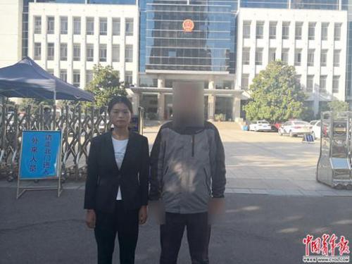 開庭后，趙陽(右)和代理律師張曉麗在洛陽市洛龍區(qū)人民法院前合影,。