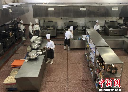 北京市食品藥品監(jiān)管局赴集體用餐配送單位進行食品安全專項檢查,。北京市食藥監(jiān)局供圖