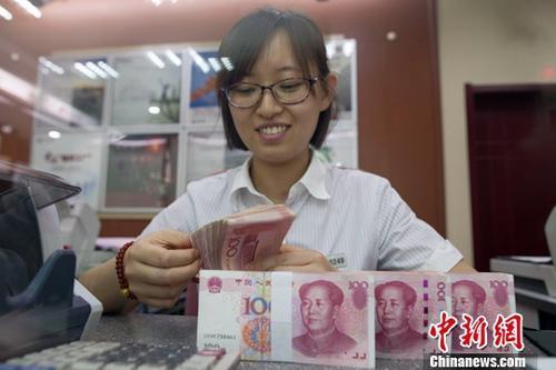 資料圖：銀行工作人員正在清點貨幣,。<a target='_blank' href='http://www.chinanews.com/'>中新社</a>記者 張云 攝