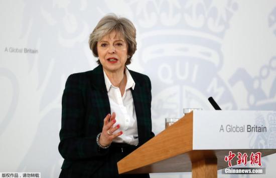 當(dāng)?shù)貢r間1月17日,，英國首相特里莎·梅就英國脫歐方案發(fā)表演講,，公布較為清晰的“脫歐路線圖”。這是英國2016年6月份公投脫歐之后,、首次給出明確的“脫歐路線圖”,。她表示為贏得邊界控制權(quán)不惜退出歐洲共同市場，并直言不諱地表達了將會徹底脫離歐盟的態(tài)度,。歐洲多國對此反應(yīng)不一,，德國外長表示歡迎，而捷克官員則稱方案“野心勃勃”,。
