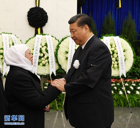 10月18日,，司馬義·艾買提同志遺體送別在北京八寶山革命公墓舉行,。習近平、栗戰(zhàn)書,、汪洋,、王滬寧、趙樂際,、韓正,、王岐山、胡錦濤等前往八寶山送別,。這是習近平與司馬義·艾買提親屬握手,，表示深切慰問。