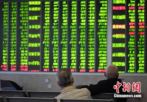 10月18日,，成都某證券營業(yè)部的股民關(guān)注大盤走勢,。截至當(dāng)日收盤,，滬指報(bào)2486.42點(diǎn),，跌75.19點(diǎn),，跌幅2.94%，成交1066億元,；深成指報(bào)7187.49點(diǎn),，跌177.72點(diǎn)，跌幅2.41%,，成交1331億元,；創(chuàng)業(yè)板報(bào)1205.03點(diǎn)，跌26.83點(diǎn),，跌幅2.18%,，成交486.2億元。<a target='_blank' href='http://www.chinanews.com/'>中新社</a>記者 安源 攝