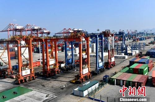 9月14日,，中國國家統(tǒng)計(jì)局發(fā)布的8月份國民經(jīng)濟(jì)運(yùn)行情況顯示,，中國貿(mào)易進(jìn)出口增長加快，貿(mào)易順差大幅收窄,。數(shù)據(jù)顯示,，8月份，中國進(jìn)出口總額27097億元（人民幣,，下同）,，同比增長12.7%，增速比上月加快0.2個百分點(diǎn),。圖為廈門港（資料圖片）,。<a target='_blank' href='http://www.chinanews.com/'>中新社</a>記者 呂明 攝