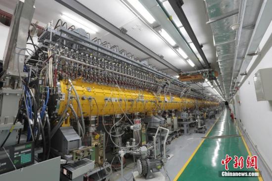 3月25日，中國科學(xué)院高能物理研究所發(fā)布消息稱,，建在廣東東莞的中國“十一五”國家重大科技基礎(chǔ)設(shè)施——中國散裂中子源,，已按期、高質(zhì)量完成全部工程建設(shè)任務(wù),。這一被譽為“超級顯微鏡”的大科學(xué)裝置,，當(dāng)天通過了中科院組織的工藝鑒定和驗收。中國散裂中子源為中國首臺,、世界第四臺脈沖型散裂中子源,，其建成填補了中國國內(nèi)脈沖中子應(yīng)用領(lǐng)域的空白，對滿足國家重大戰(zhàn)略需求,、解決前沿科學(xué)問題具有重要意義,。中國散裂中子源由中科院高能物理研究所承建，中科院物理研究所共建,，2011年9月開工建設(shè),，工期6.5年，總投資約23億元人民幣,。圖為中國散裂中子源漂移管直線加速器,。<a target='_blank' href='http://www.chinanews.com/'>中新社</a>發(fā) 中科院高能所供圖