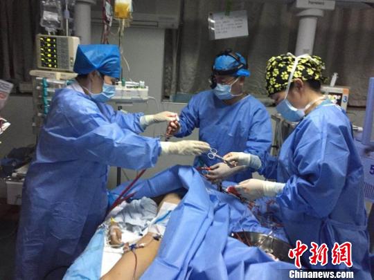 復(fù)旦兒科ECMO專家快速完成置管,。醫(yī)院供圖