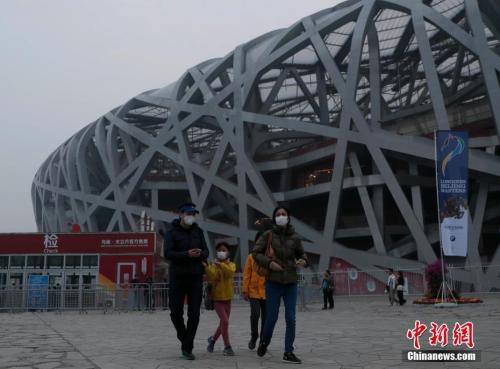 10月14日,，游客在北京國(guó)家體育場(chǎng)附近游玩。<a target='_blank' href='http://www.chinanews.com/'>中新社</a>記者 劉關(guān)關(guān) 攝