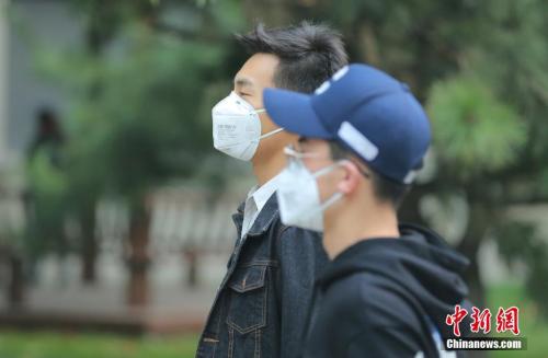 10月15日8時(shí)，北京民眾戴口罩防護(hù)出行,。<a target='_blank' href='http://www.chinanews.com/'>中新社</a>記者 楊可佳 攝