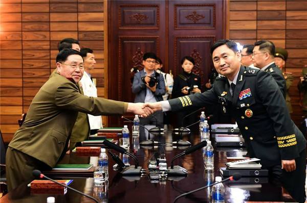 6月14日,，在板門店朝方一側(cè)“統(tǒng)一閣”,，韓朝高級別軍事會談韓方代表團團長金度均（右）同朝方代表團團長安益山握手。新華社發(fā)（韓國國防部供圖）