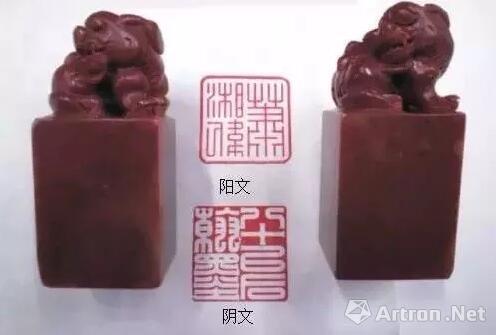 所謂陽(yáng)文就是字在石頭上是凸出來(lái)的,，陰文反之。