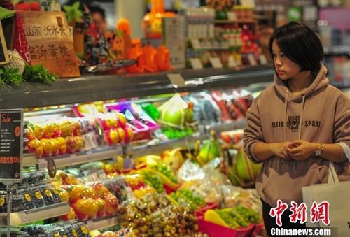 資料圖：一名消費(fèi)者在超市選購(gòu)商品,。<a target='_blank' href='http://www.chinanews.com/'>中新社</a>記者 于海洋 攝
