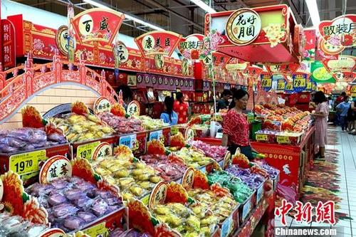 10月16日，中國國家統(tǒng)計(jì)局發(fā)布數(shù)據(jù)顯示,，2018年前三季度,，中國居民消費(fèi)價格總水平(CPI)同比上漲2.1%。9月份,，中國CPI同比漲2.5%,，漲幅創(chuàng)2018年3月份以來的新高。資料圖為福州市民在超市內(nèi)購物,。<a target='_blank' href='http://www.chinanews.com/'>中新社</a>記者 王東明 攝