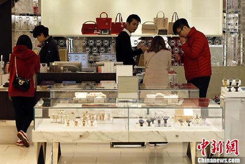 1月17日，顧客在上海某商場選購商品,。當(dāng)日,，貝恩公司發(fā)布的《2017年中國奢侈品市場研究》報告顯示，在經(jīng)歷了三年的減速期后,，中國個人奢侈品消費在2016年第三季度迎來了反彈并在2017年強勢增長,。其中，中國消費者在內(nèi)地市場的奢侈品消費增速超過了海外市場,，內(nèi)地市場增幅達到了20%,。
<a target='_blank' href='http://www.chinanews.com/'>中新社</a>記者 湯彥俊 攝