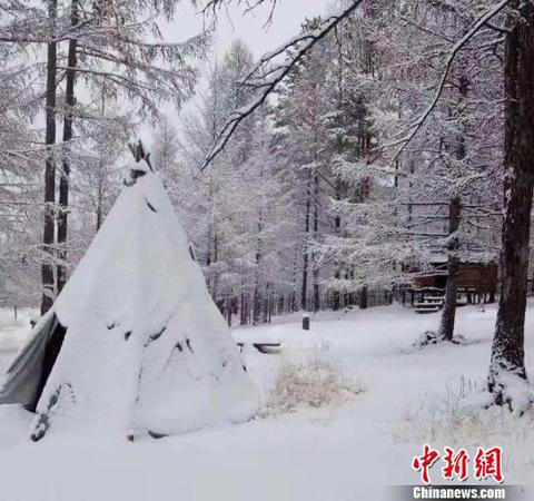 圖為雪中撮羅子,。　張瑋 攝
