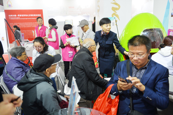 市民在聲望聽力服務(wù)機(jī)構(gòu)展位學(xué)習(xí)有關(guān)聽力知識(shí),。