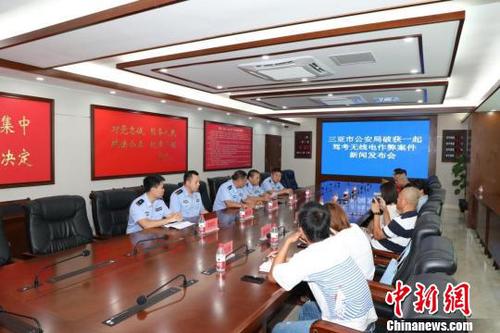 新聞發(fā)布會現(xiàn)場　羅佳　攝