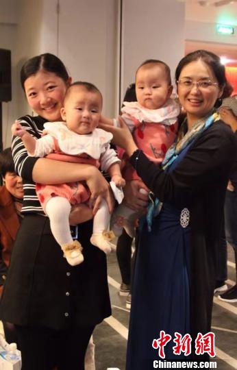 “一婦嬰”胎兒醫(yī)學(xué)科邀請了20多個家庭,、40多個寶寶回到科室，共同為科室慶生,?！≤窡?攝
