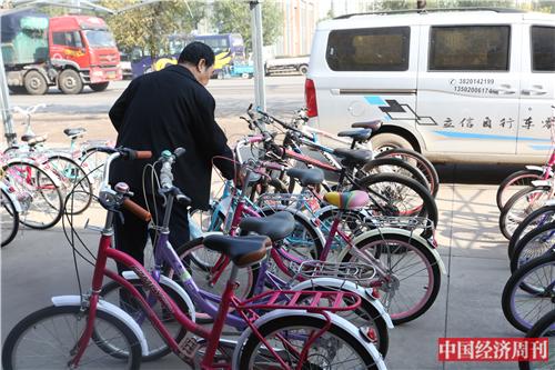 p34 王慶坨鎮(zhèn)聚集了諸多自行車商鋪廠商，但如今挑選購買或訂貨的客戶寥寥無幾,?！吨袊?jīng)濟(jì)周刊》記者 銀昕I 攝