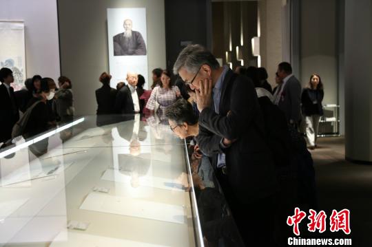 內(nèi)覽會(huì)上民眾欣賞齊白石作品,?！紊偻?攝