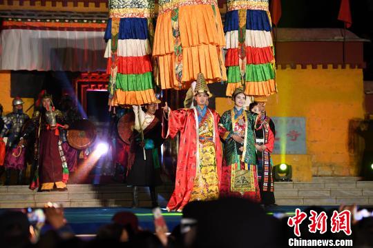 圖為吉隆縣首屆邊貿(mào)文化旅游節(jié)開(kāi)幕式上獨(dú)具藏民族特色的演出?！『闻罾?攝