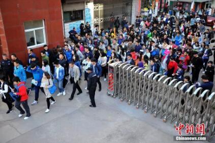 資料圖：參加公務(wù)員考試的考生走進(jìn)考點(diǎn),。 韋亮 攝