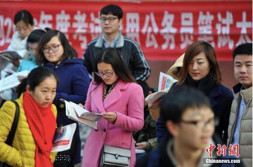 資料圖：考試前爭(zhēng)分奪秒復(fù)習(xí)的考生們,。<a target='_blank' href='http://www.chinanews.com/'>中新社</a>記者 韋亮 攝