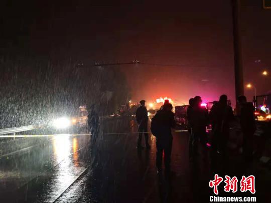 11月3日23時(shí)許,，事故現(xiàn)場(chǎng)下起了小雨，爾后漸有雪花飄落,，路面變得濕滑,。記者在現(xiàn)場(chǎng)看到，距離蘭州南收費(fèi)站入口五公里處,，就已拉起警戒線,，不斷有救援車輛駛向事發(fā)地點(diǎn)?！●T志軍 攝