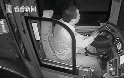 暖心!兩學(xué)生沒錢坐車 公交司機將線路延伸14公里