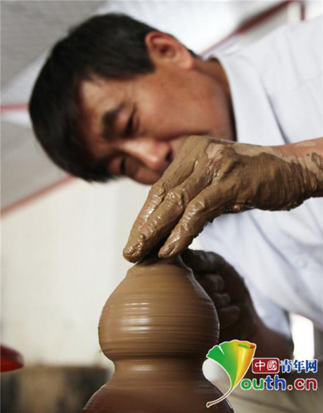 張國(guó)慶正在制作陶器。本人供圖