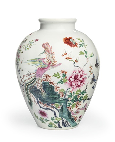 清雍正乾隆 粉彩鳳紋圓罐，高13 ?寸(34.9公分),。估價(jià)：25,000-35,000美元,。此拍品于2018年9月13至14日在佳士得紐約亞洲藝術(shù)周之中國(guó)瓷器及工藝精品拍賣中呈獻(xiàn)。