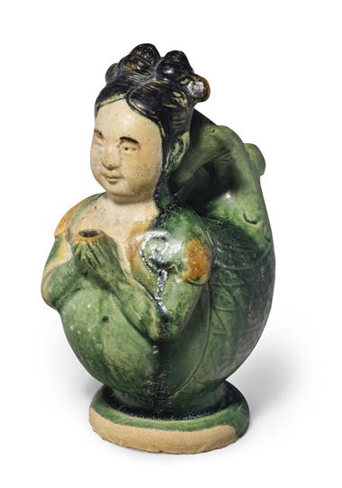 PETER SCHEINMAN珍藏，三彩迦陵頻迦壺,，高6 ?寸 (16.5 公分),。估價(jià)：15,000-25,000美元。此拍品于2018年9月13至14日在佳士得紐約亞洲藝術(shù)周之中國(guó)瓷器及工藝精品拍賣中呈獻(xiàn),。