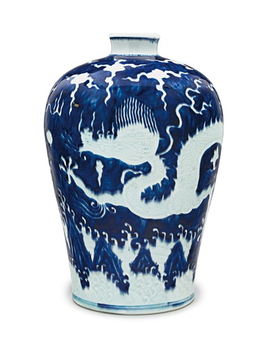 清十八世紀(jì) 青花藍(lán)地白花海水云龍紋梅瓶,，高14?寸 (36.8公分)。此拍品于2018年3月22日在佳士得紐約「澄園山房珍藏中國(guó)瓷器及工藝精品」拍賣中以732,500美元成交,。