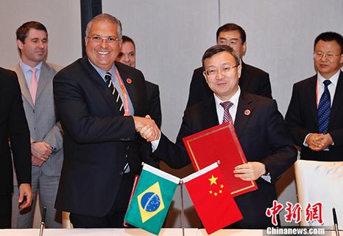8月1日,，金磚國家第七次經(jīng)貿(mào)部長會議期間,，中國商務(wù)部副部長王受文與巴西工業(yè)外貿(mào)和服務(wù)部副部長馬塞洛·馬亞在上海簽署了《中華人民共和國商務(wù)部與巴西工業(yè)外貿(mào)和服務(wù)部關(guān)于服務(wù)貿(mào)易合作的諒解備忘錄(兩年行動計劃)》,。 <a target='_blank' href='http://www.chinanews.com/'>中新社</a>記者 張亨偉 攝