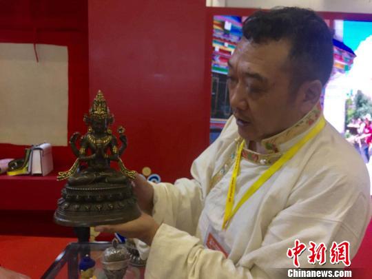 昌孝承正在介紹展館產(chǎn)品?！↑S詠綢 攝