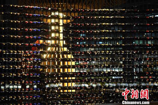 圖為酒架上擺滿了各種紅酒?！￡惓?攝