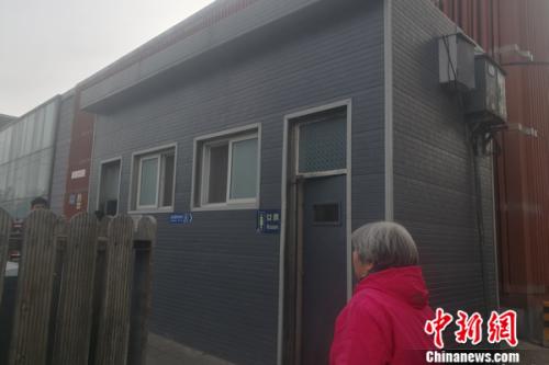圖為北京路邊的公關(guān)廁所,。 謝藝觀 攝
