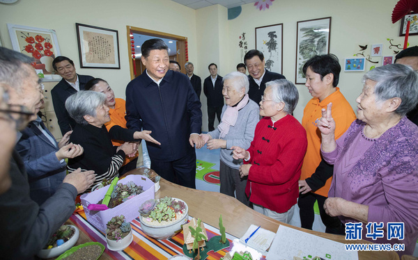 11月6日,，中共中央總書記、國家主席,、中央軍委主席習近平在上?？疾臁＿@是習近平在虹口區(qū)市民驛站嘉興路街道第一分站托老所同老年居民親切交談,。 新華社記者 李濤 攝
