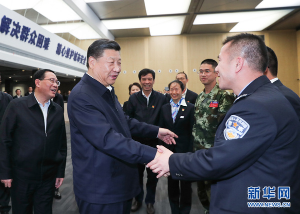 11月6日,，中共中央總書記,、國家主席,、中央軍委主席習(xí)近平在上海考察,。這是習(xí)近平在浦東新區(qū)城市運(yùn)行綜合管理中心同工作人員親切握手,。 新華社記者 謝環(huán)馳 攝