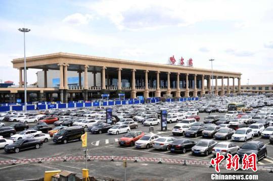 隨著中國北疆黑龍江省對(duì)外經(jīng)貿(mào)交流的日益頻繁，該省旅客吞吐量節(jié)節(jié)攀升,?！㈠a菊 攝