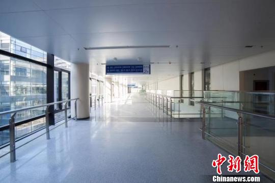 新天壇醫(yī)院走廊?！￡愓箵P(yáng) 攝