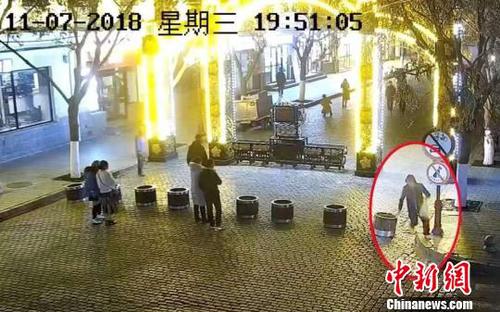 監(jiān)控視頻顯示一男子潑紅漆,?！㈠a菊 攝
