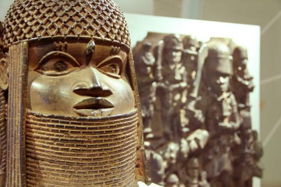 Exhibition view of “Looted Art,？ The Benin Bronzes” at MKG in Hamburg,。